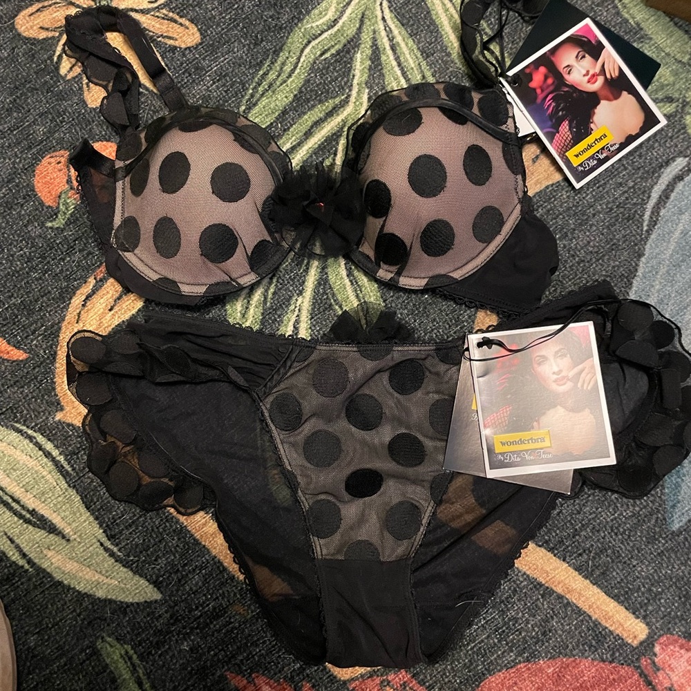 NWT. Dita Von Teese for Wonderbra bra/panty set.